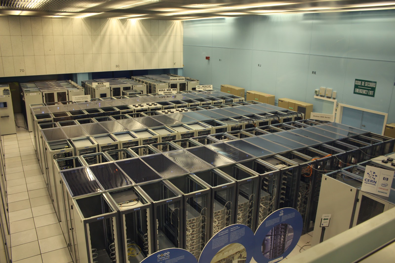 Image du Data Center du CERN vue de l'intérieur et du dessus des machines.